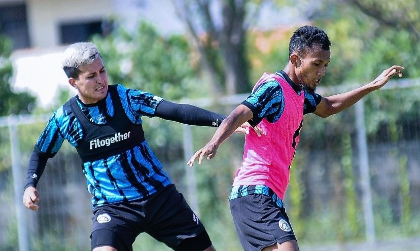 Pemain Arema FC saat menjalani sesi latihan jelang laga melawan Persebaya Surabaya di Liga 1 musim 2023/2024 (Foto: Twitter/@Aremafcofficial)