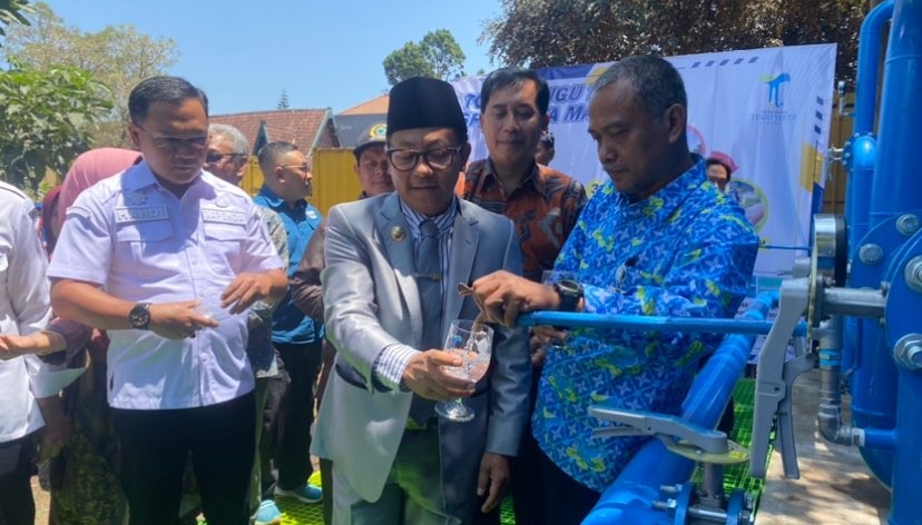 Walikota Malang, Sutiaji saat mencoba air minum dari Tower Tugu Tirta (Foto: Lalu Theo/Ngopibareng.id)