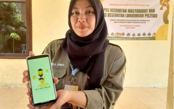 Mahasiswi FKM Universitas Jember, Nabila Anisa menunjukkan aplikasi Pelitaku Pintar ciptaannya untuk membantu menangani stunting di Bondowoso. (Foto: Dokumen Desa Tangsil Kulon Bondowoso)