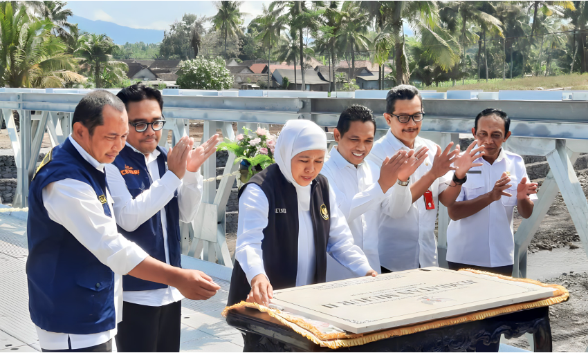 Jembatan Mujur II Desa Kloposawit Kecamatan Candipuro yang putus diterjang lahar dingin Semeru, 7 Juli 2023 lalu, telah tuntas dibangun. (Foto: Kominfo Lumajang)