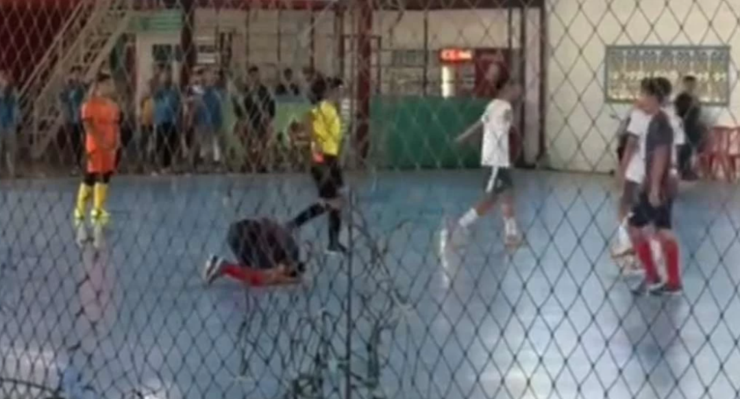 Aksi viral tendang kepala dilakukan pemain futsal Tim Kota Malang kepada tim asal Blitar di ajang Porprov Jawa Timur 2023. (Foto: tangkapan layar)