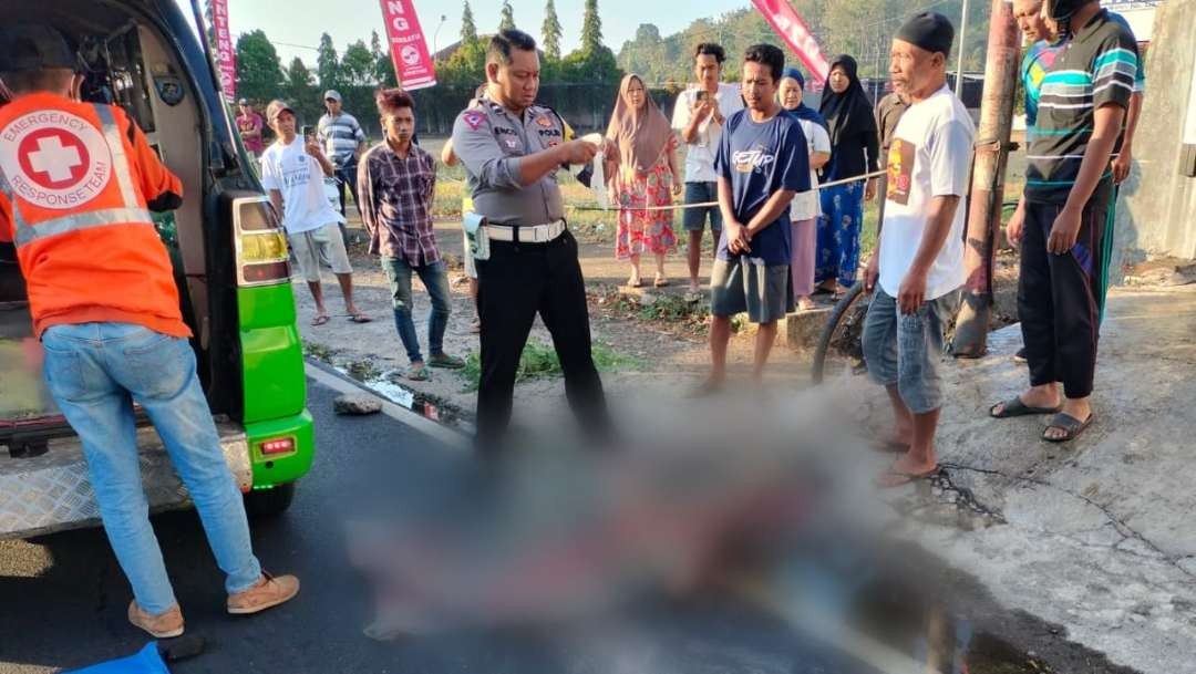 Petugas Kepolisian melakukan olah TKP di lokasi kecelakaan maut. (Foto: Istimewa)