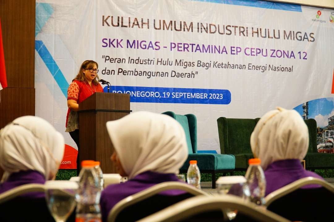 Head of Communications Relation & CID Zona 12, Muliawaty Weanny Hikmat dalam Kuliah Umum di Bojonegoro. (Foto: Ahmad Sampurno/Ngopibareng.id)