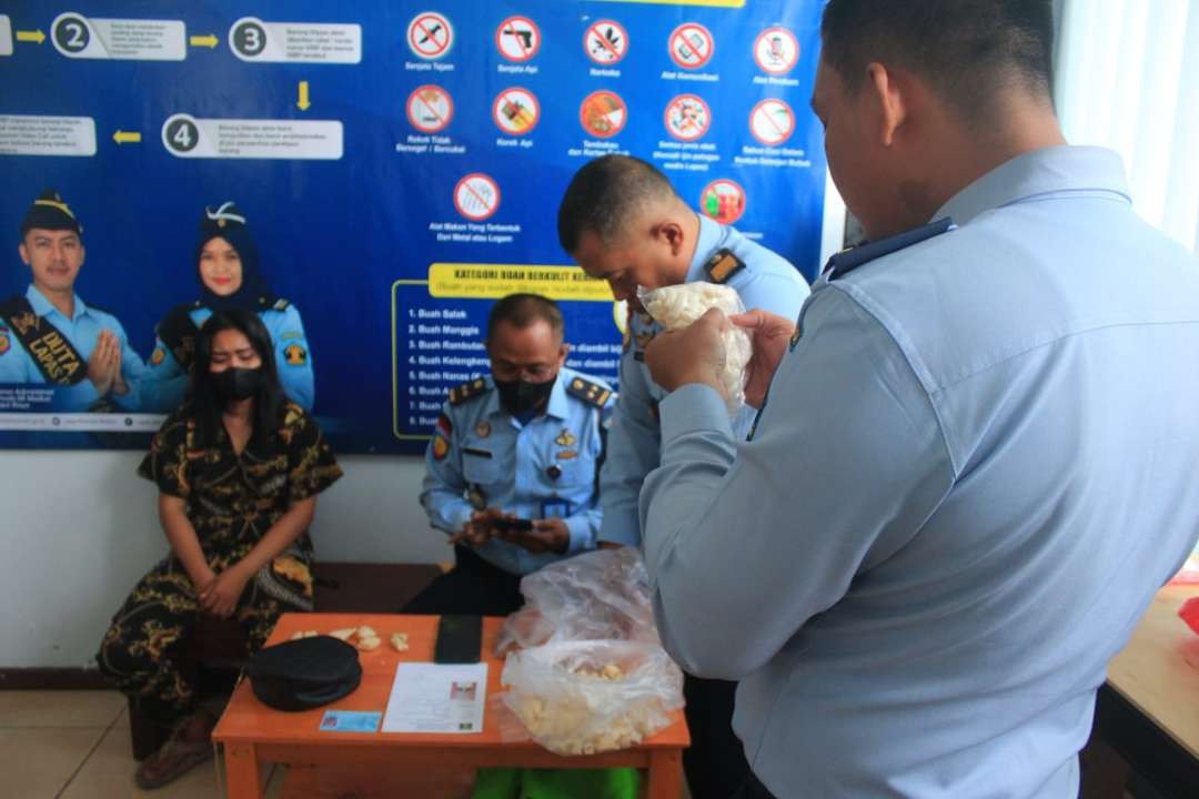 Petugas Lapas Pemuda Madiun menggagalkan penyelundupan kue narkoba isi sabu-sabu. (Foto: Humas Kemenkumham Jatim)