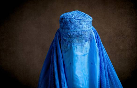 Burkak dikenal sebagai kerudung plus cadar yang menutup seluruh kepala dan wajah, dengan kain kasa tipis pada bagian mata. (Foto: iStock)