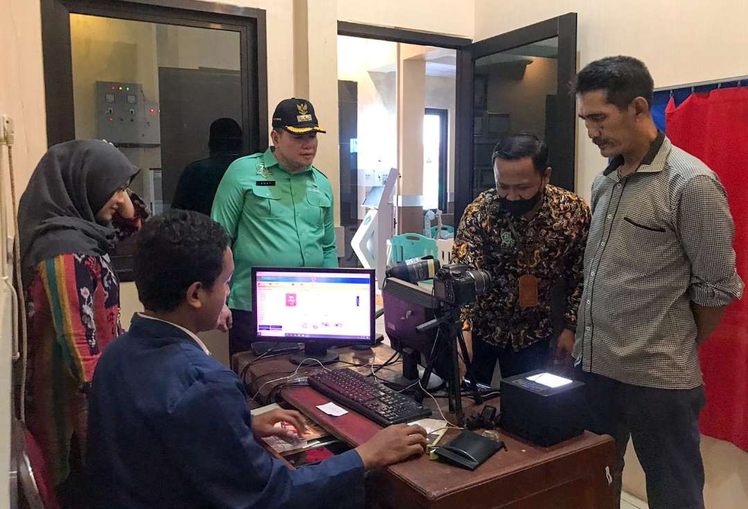 Warga terdampak bencana di Sidoarjo saat pengurusan adminduk. (Foto: Aini Arifin/Ngopibareng.id)