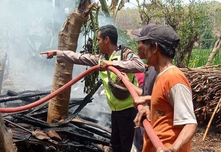 Pemadaman rumah korban dibantu polisi dan TNI serta warga (Foto :Istimewa)