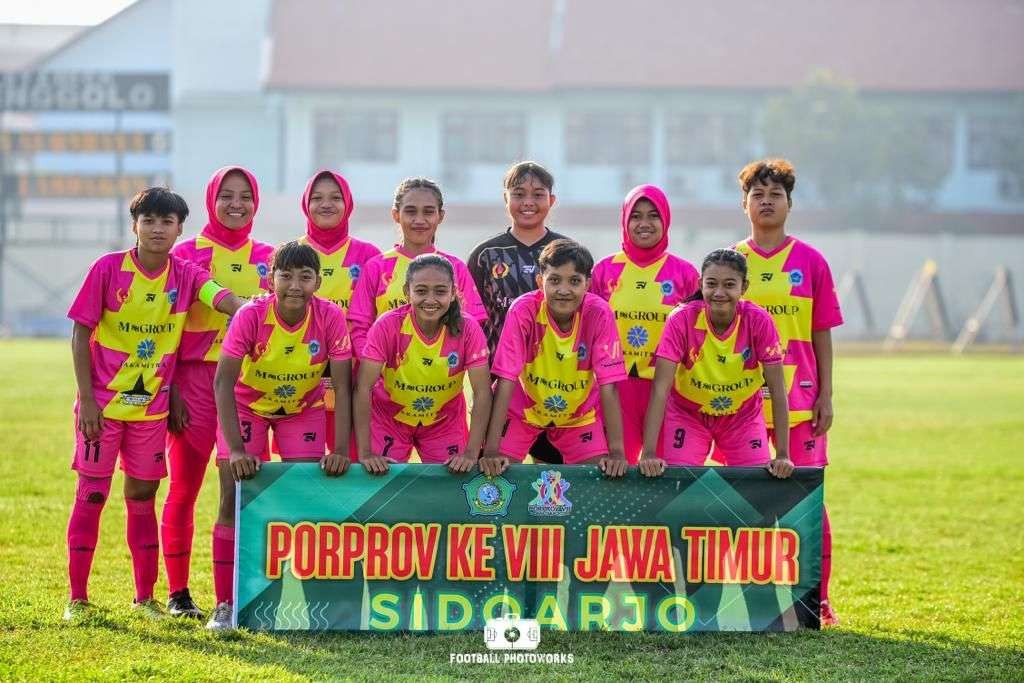 Armita (paling kiri), Abidatul Maghfiroh (nomor dua dari kiri berdiri) dan Michel Putri (jongkok paling kiri) saat memperkuat tim sepak bola putri Lamongan di ajang Porprov Jatim  VIII/2023. (Foto: Istimewa)