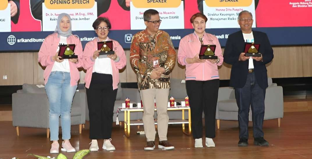 Rektor Unej, Iwan Taruna foto bersama pemateri Srikandi Goes to Campus (Foto: Dok Humas Unej)