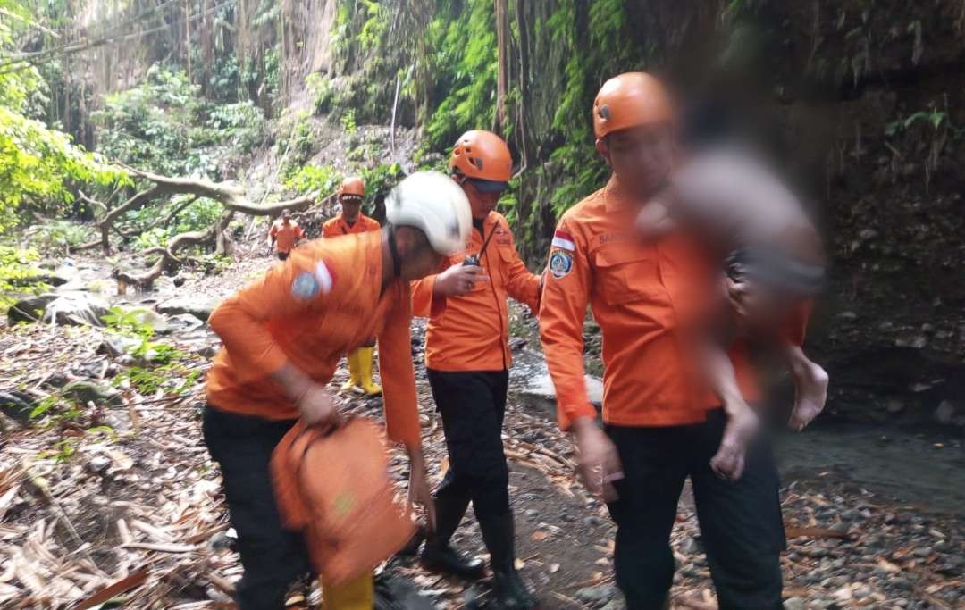 Petugas Basarnas membopong bocah yang semoat hilang semalaman (foto:Basarnas Bali)