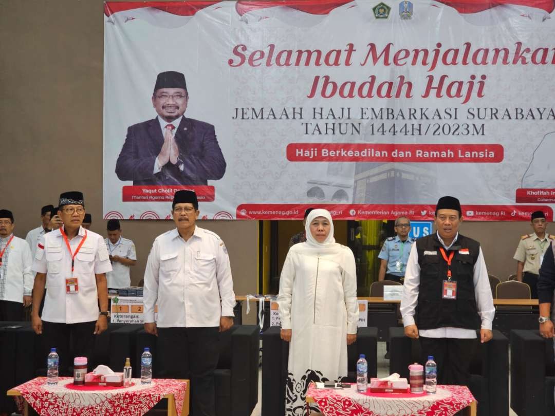 Kakanwil Kemenkumham Jatim, Imam Jauhari saat kegiatan Pelepasan CJH Kelompok Terbang (Kolter) 1 Embarkasi Surabaya bersama Gubernur Khofifah Indar Parawansa. (Foto: Humas Kemenkumham Jatim)