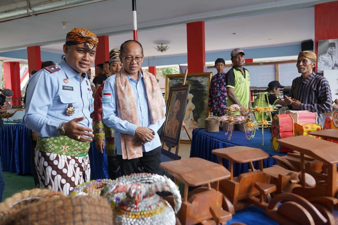 Kakanwil Kemenkumham Jatim, Imam Jauhari, melihat produk karya narapidana di Jatim. (Foto: Humas Kemenkumham Jatim)