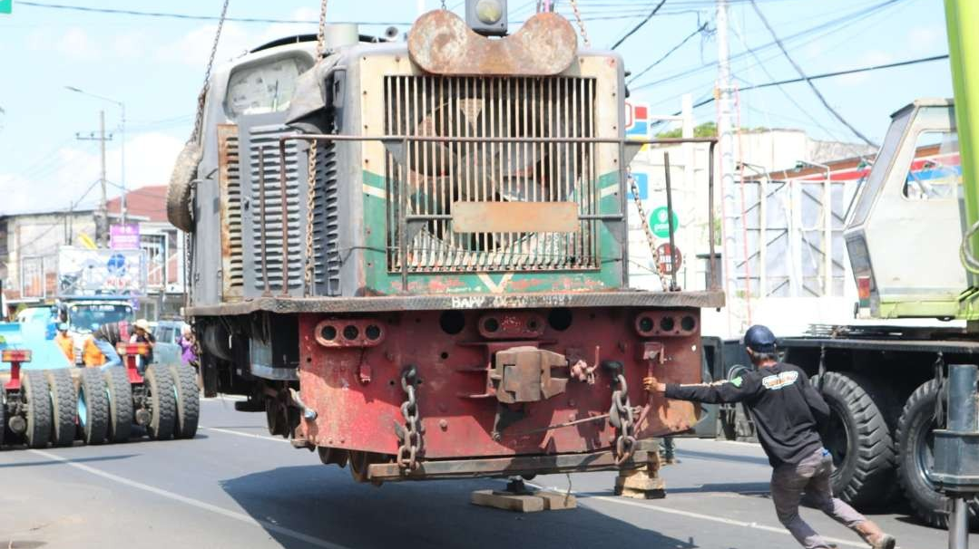 Lokomotif Kereta Api D301 13 saat dinaikkan menggunakan alat berat (Foto: Dok Humas PT KAI Daop 9 Jember)