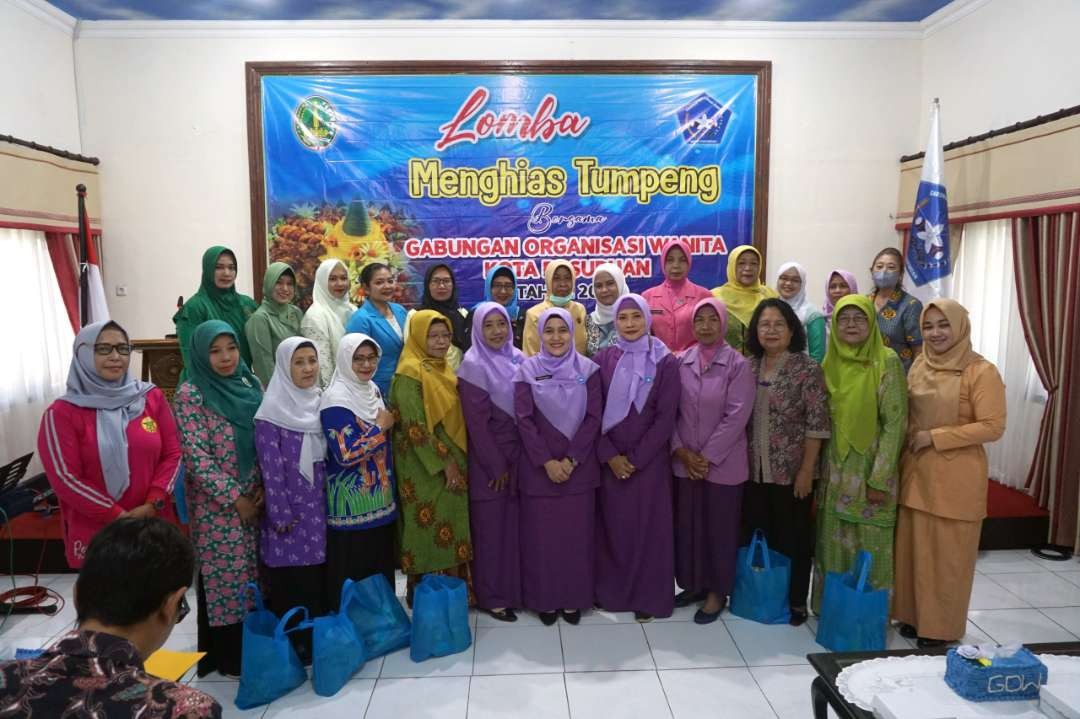 Perwakilan Gabungan Organisasi Wanita Kota Pasuruan yang meriahkan lomba menghias tumpeng berfoto bersama. (Foto: Pemkot Pasuruan)