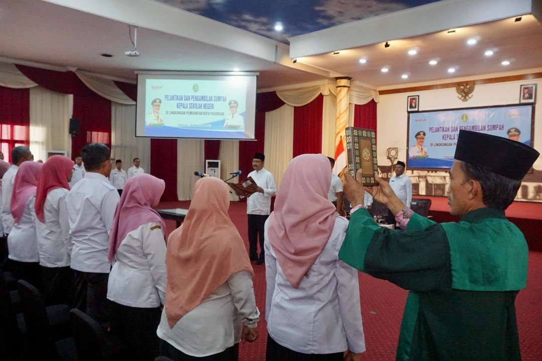 Walikota Pasuruan Saifullah Yusuf (Gus Ipul) saat melantik 14 kepala sekolah di Kota Pasuruan. (Foto: Pemkot Pasuruan)