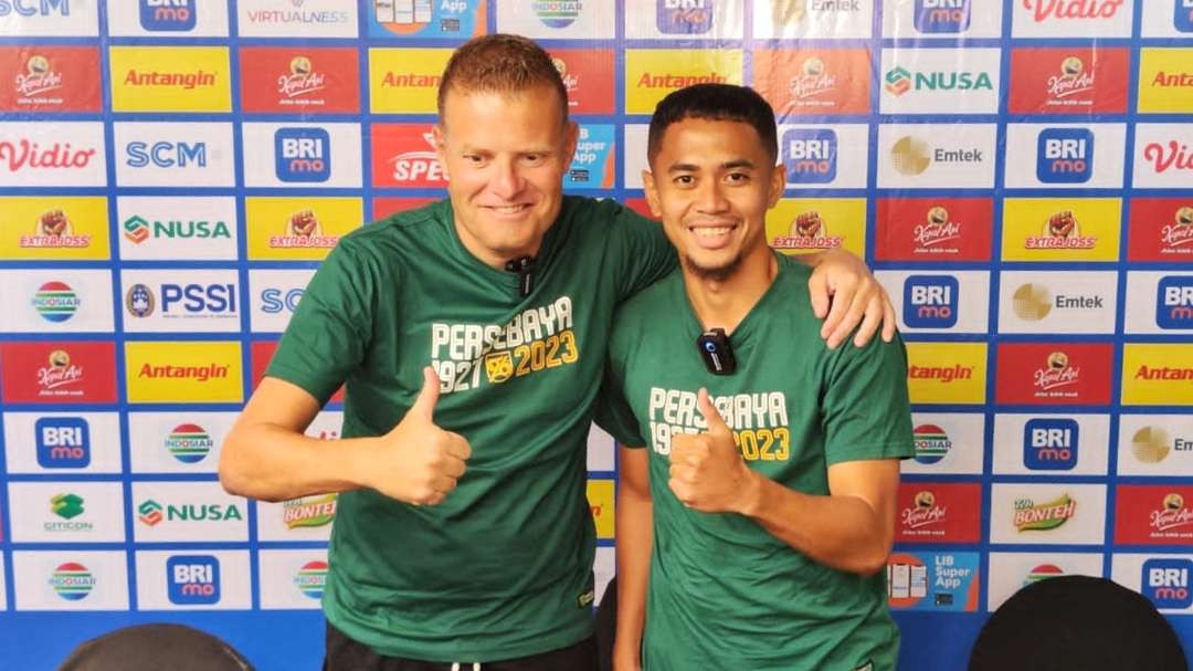 Pelatih Persebaya, Josep Gombau dan pemain Reva Adi Utama usai pre match press conference di Surabaya, Jumat 22 September 2023. (Foto: Fariz Yarbo/Ngopibareng.id)