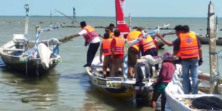 Tim gabungan Polsek Kwanyar dan Muspika menggelar patroli di perairan laut Kabupaten Bangkalan Jumat 22 September 2023.(foto: dok. Polresbangkalan)