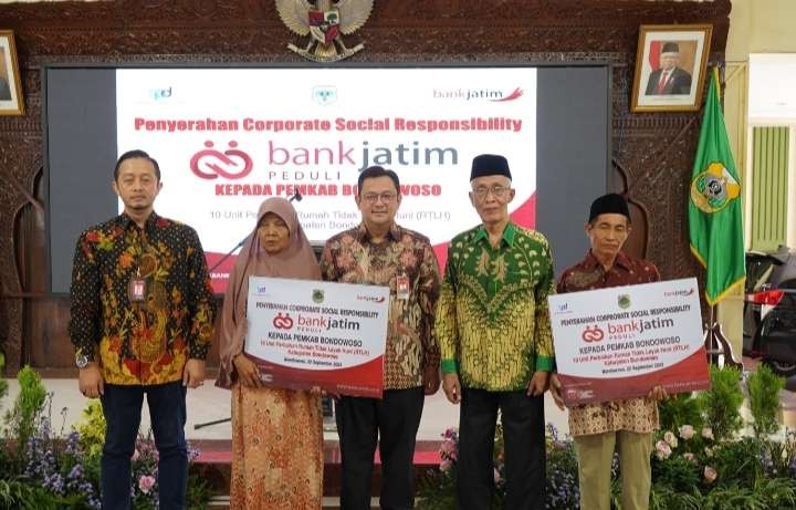 Bupati Bondowoso Salwa Arifin (dua dari kanan) usai menyerahkan bantuan rehab 10 unit RTLH warga kurang mampu dari CSR Bank Jatim. (Foto: Guido/Ngopibareng.id)