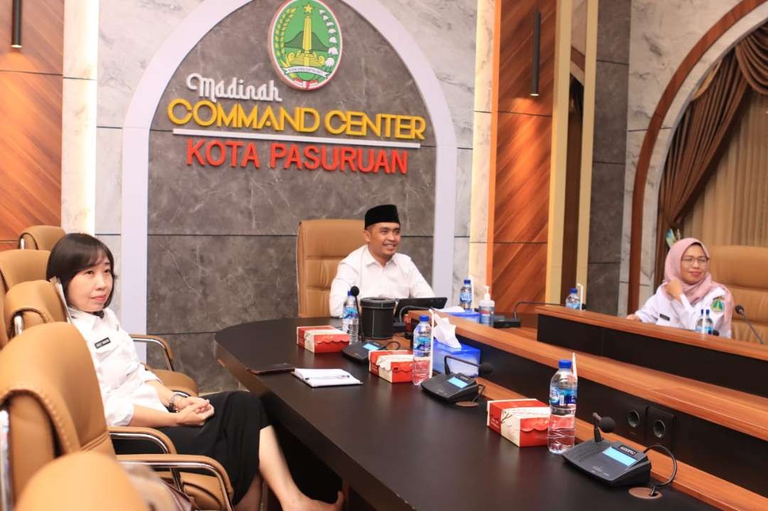 Wakil Walikota Pasuruan, Adi Wibowo didampingi kepala perangkat daerah saat mengikuti Publikasi Data Intervensi Spesifik dan Sensitif Bidang Kesehatan untuk Percepatan Penurunan Stunting Triwulan II tahun 2023 oleh Direktur Jenderal Kesehatan Masyarakat dr. Maria Endang Sumiwi, secara daring di MCC Madinah Van Java, Rabu 06 September 2023. (Foto: Pemkot Pasuruan)