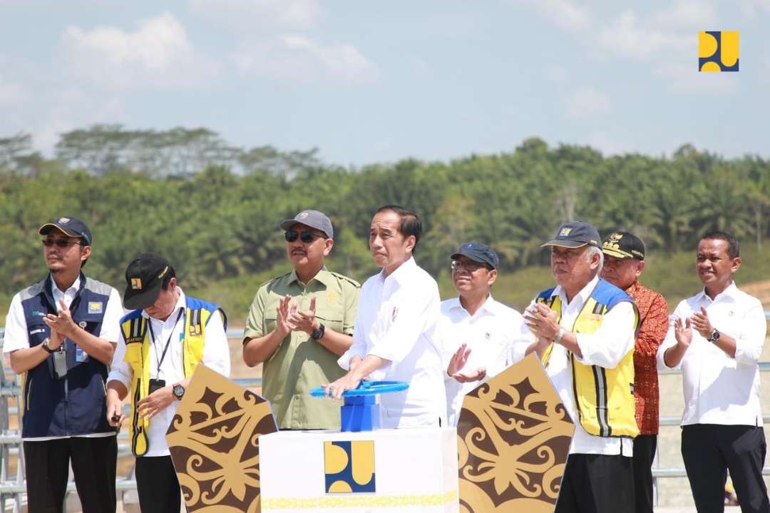 Menteri Pekerjaan Umum dan Perumahan Rakyat (PUPR) Basuki Hadimuljono mendampingi Presiden Jokowi melakukan impounding (pengisian awal) Bendungan Sepaku Semoi, Kamis 21 September 2023. (Foto: Kementerian PUPR)