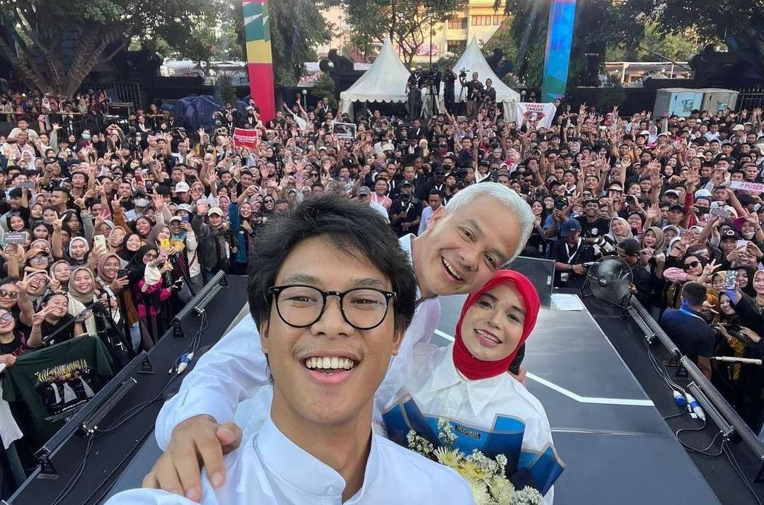 Alam Ganjar bersama kedua orang tuanya, mantan Gubernur Jawa Tengah sekaligus bacapres PDIP, Ganjar Pranowo dan Siti Atikoh. (Foto: Instagram)