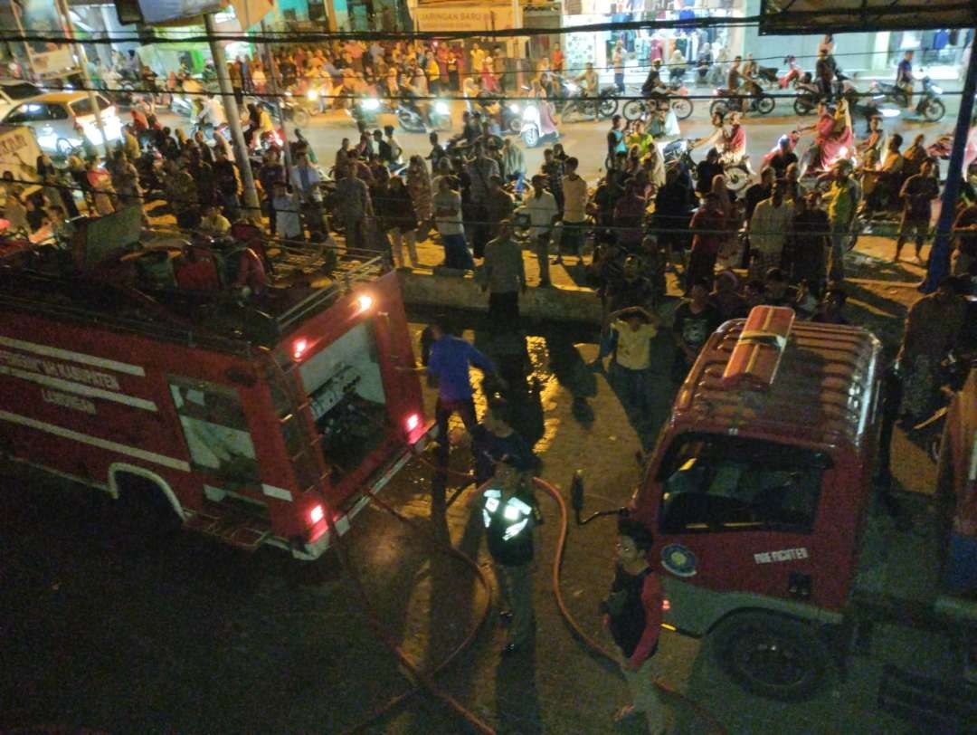 Situasi pemadaman kebakaran di Pasar Kranji, Paciran, Lamongan (Foto: Istimewa)