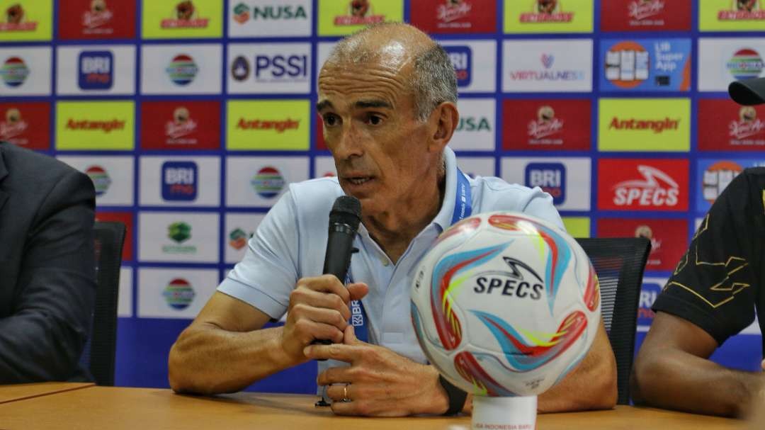 Pelatih Arema FC, Fernando Valente, usai pertandingan melawan Persebaya di Stadion Gelora Bung Tomo, Surabaya, Sabtu 23 September 2023. (Foto: Fariz Yarbo/Ngopibareng.id)