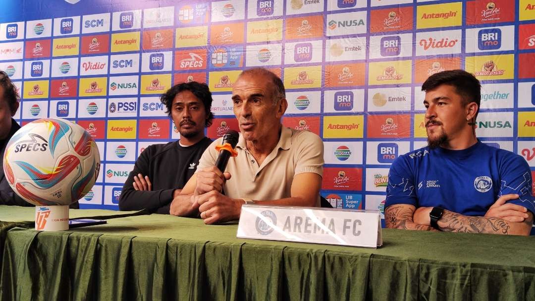 Pelatih Arema FC, Fernando Valente saat pre match press conference di Surabaya, Jumat 22 September 2023 malam. (Foto: Fariz Yarbo/Ngopibareng.id)