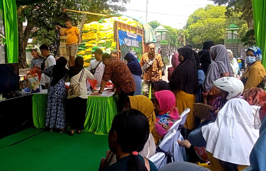 Pasar murah khusus beras digelar di Bondowoso masih belum bisa menekan mahalnya harga beras di pasaran. (Foto: Guido/Ngopibareng.id)