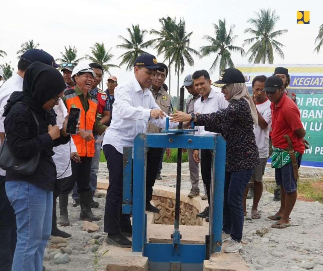 Kegiatan Uji Pengaliran pada Pekerjaan Irigasi DI Baliase. (Foto: Dokumentasi Kementerian PUPR)