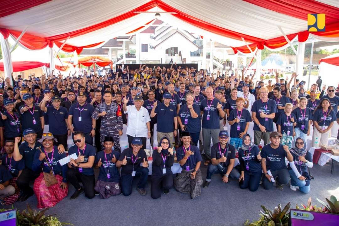 Menteri Pekerjaan Umum dan Perumahan Rakyat (PUPR) Basuki Hadimuljono didampingi Menteri Perhubungan Budi Karya Sumadi, menyambut kedatangan para peserta Nusantara Sail 2023. (Foto: Dokumentasi Kementerian PUPR)