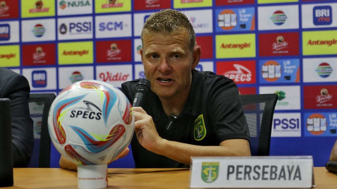 Pelatih Persebaya, Josep Gombau, usai pertandingan melawan Arema FC di Stadion Gelora Bung Tomo, Surabaya, Sabtu 23 September 2023. (Foto: Fariz Yarbo/Ngopibareng.id)