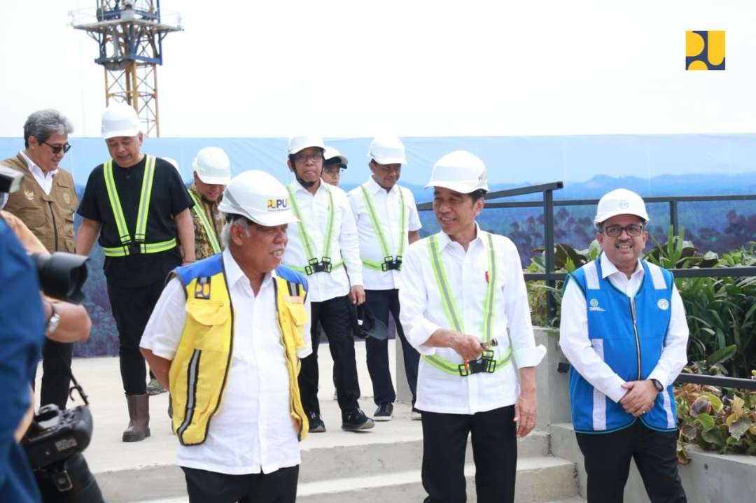 Presiden Jokowi (tengah) didampingi Menteri PUPR, Basuki Hadimuljono, meninjau gedung Kepala Negara di IKN. (Foto: Dokumentasi Kementerian PUPR)