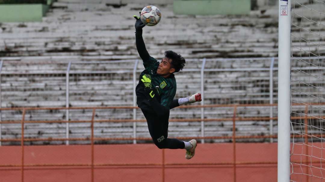 Kiper Persebaya, Andhika Ramadhani. (Foto: Fariz Yarbo/Ngopibareng.id)