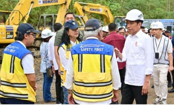 Presiden Jokowi melakukan peletakan batu pertama Hotel Vasanta di kawasan Ibu Kota Nusantara (IKN), Kabupaten Penajam Paser Utara, Provinsi Kalimantan Timur, Sabtu, 23 September 2023. ( Foto: BPMI Setpres)