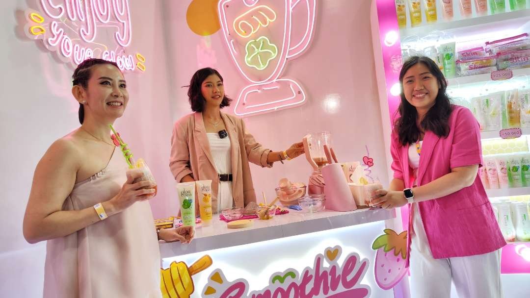 Brand Manager Shinzu'i Fiona Indrianti Ranti (kanan) bersama skin expert dr Leni Kumalasari (kiri) dan Celebrity Chef Olivia Tommy saat berbincang di booth Shinzu'i dalam kegiatan The Girl Fest Surabaya 2023 di Tunjungan Plaza, Surabaya, Jumat 22 September 2023 malam. (Foto: Fariz Yarbo/Ngopibareng.id)