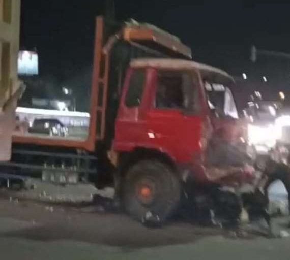 Truk yang diduga rem blong menabrak sejumlah sepeda motor dan mobil di exit Tol Bawen, Semarang, jawa Tengah, Sabtu 23 September 2023. (Foto: tangkapan layar)