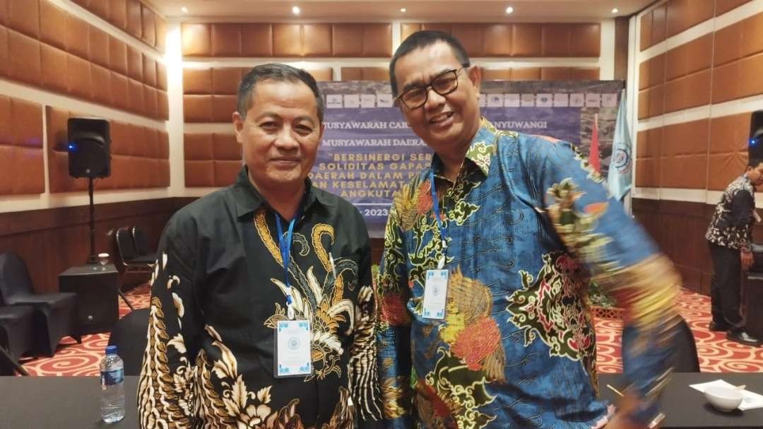 Ketua DPC Gapasdap Banyuwangi, Nurjatim (kiri) dan Ketua DPD Gapasdap Jawa Timur, Putu Widiana. (Foto: Muh Hujaini/Ngopibareng.id)