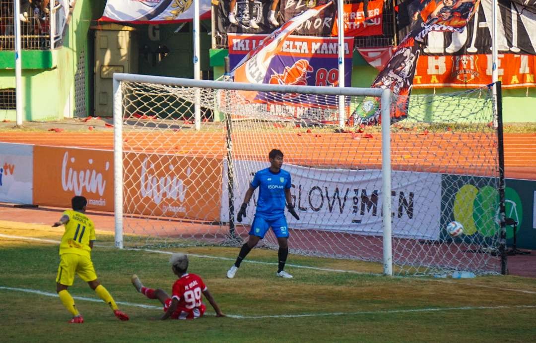 Pertandingan Deltras FC (jersey merah) lawan Gresik United (kuning) di Gor Delta Sidoarjo (Foto : Aini/Ngopibareng.id)