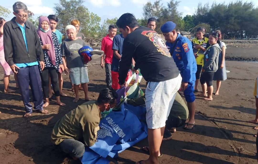 Jenazah nenek Ry dievakuasi dari lokasi ditemukan (foto:istimewa)