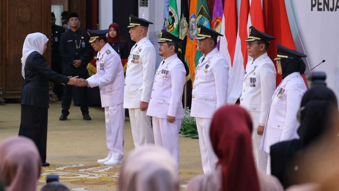 Gubernur Jatim, Khofifah Indar Parawansa (kiri) melantik Pj Kepala Daerah di Gedung Negara Grahadi, Surabaya, Minggu 24 September 2023. (Foto: Fariz Yarbo/Ngopibareng.id)