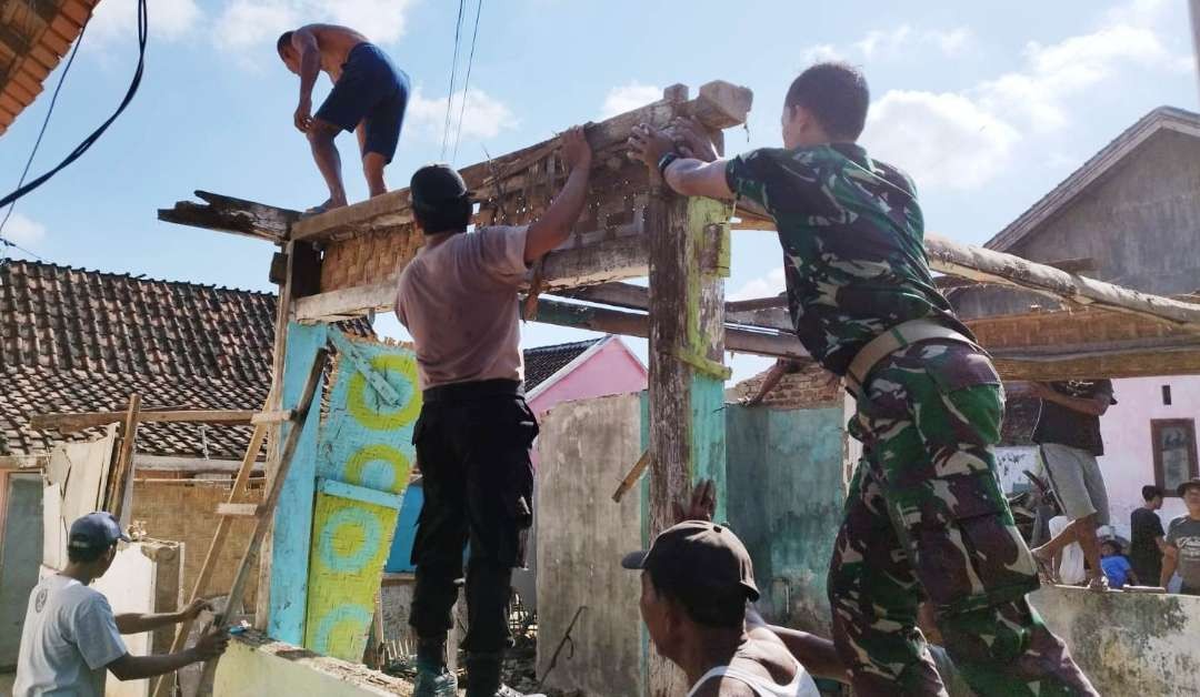 Babinsa dan Bhabinkamtibmas Kelurahan Banjarsari, Kecamatan Glagah, Banyuwangi kompak membantu proses bedah rumah warga (Foto: Muh Hujaini/Ngopibareng.id)