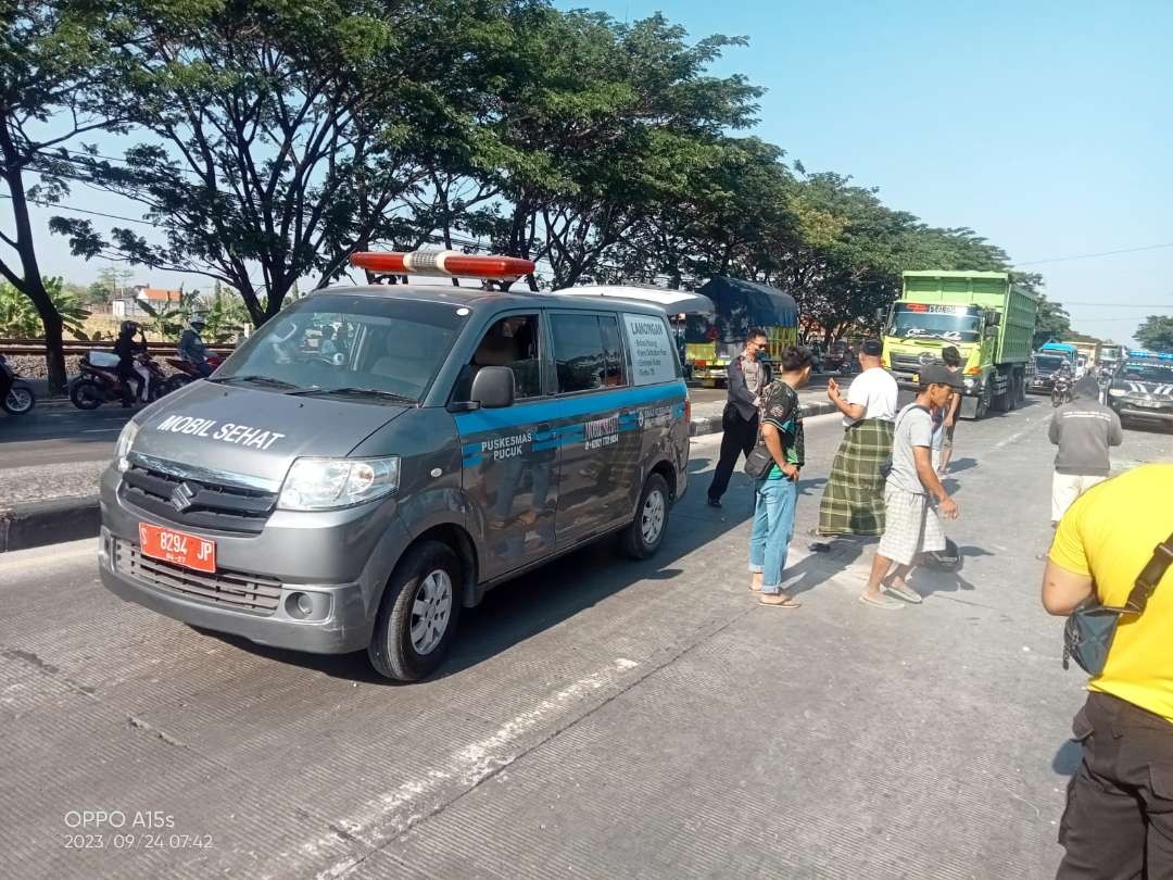 Situasi tempat kejadian perkara kecelakaan pemotor tabrak truk motor di Lamongan. (Foto: Istimewa)