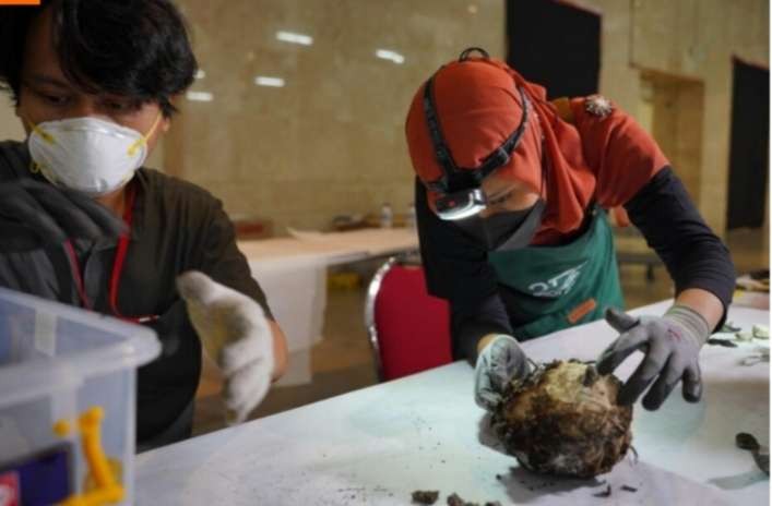 Tim pemulihan koleksi Museum Nasional atau Museum Gajah tengah meneliti benda bersejarah yang terdampak kebakaran. (Foto: Arsip MNI)