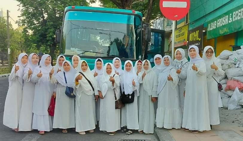 Jemaah Majelis Ta'lim Jemursari Wonocolo Surabaya, pimpinan Nyai Hj Faridatul Hukum, Pencinta Shalawat Nabi. (Foto:afi/ngopibareng.id)