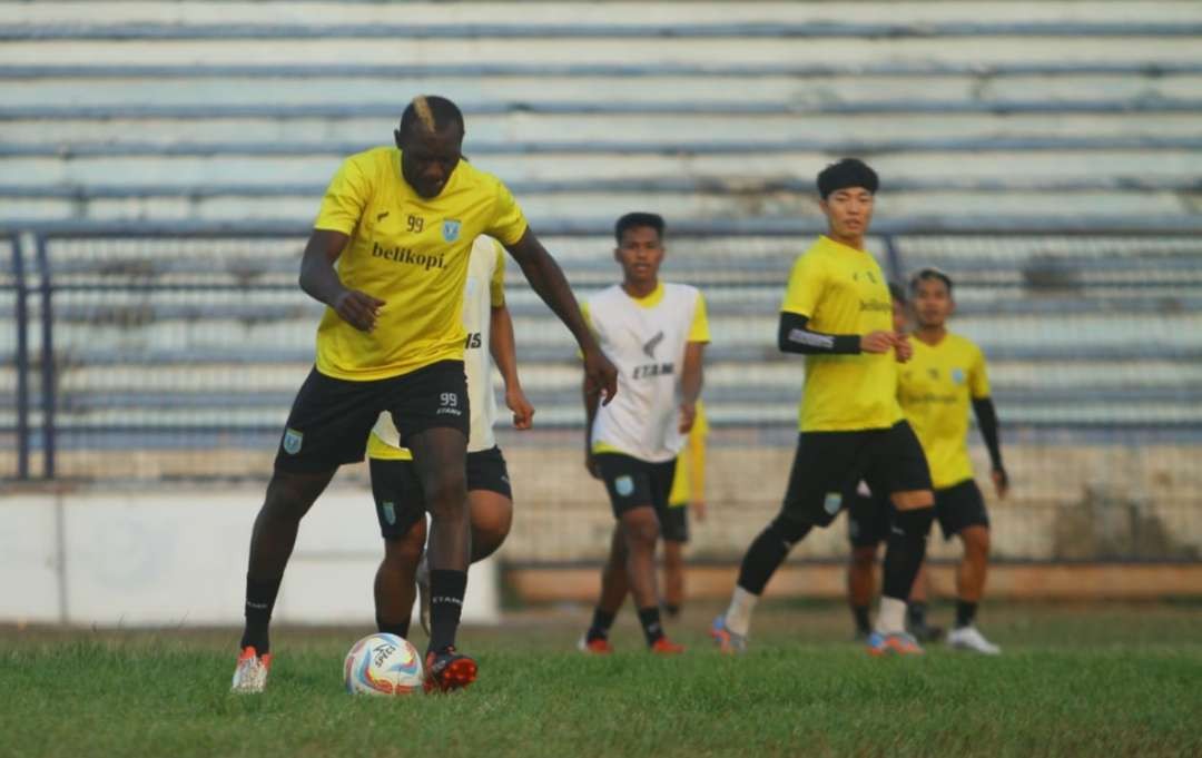 Herman Dzumafo, striker naturalisasi Persela Lamongan saat berlatih di Stadion Surajaya Lamongan (Foto :Istimewa)