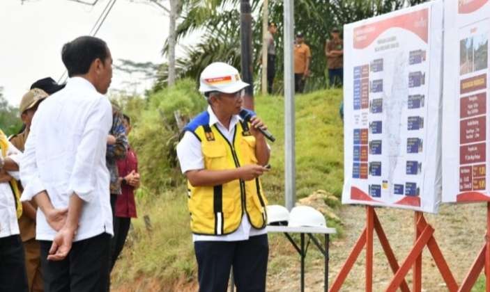 Presiden Jokowi saat meninjau progres penanganan Inpres Jalan Daerah (IJD) di Desa Agro Mulyo, Kecamatan Sepaku, Kabupaten Penajam Paser Utara, Minggu 24 September 2023. (Foto: BPMI Setpres)