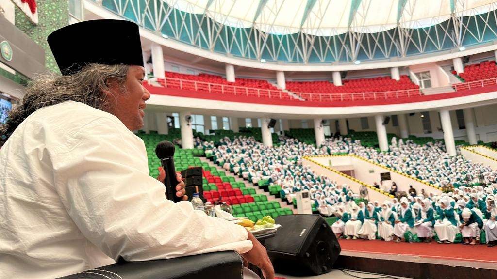 KH Ahmad Muwaffiq, berceramah di depan mahasiswa baru Universitas Islam Malang (Unisma). (Foto:adi/ngopibareng.id)