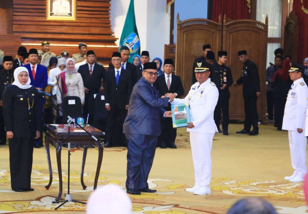 Disaksikan Gubernur Khofifah Indar Parawansa, mantan Bupati Timbul Prihanjoko dan Pj. Bupati Ugas Irwanto melakukan serah terima jabatan di Gedung Negara Grahadi Surabaya. (Foto: Dinas Kominfo Kabupaten Probolinggo)