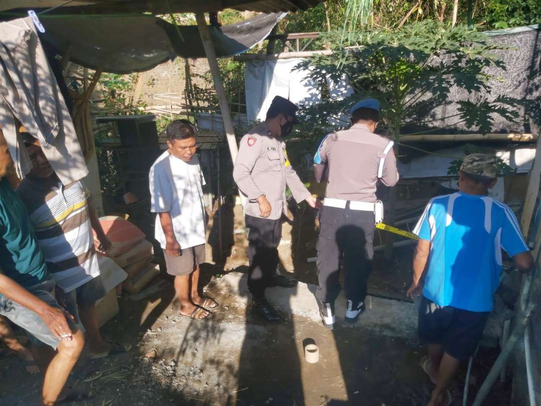 Jajaran Polsek Dringu sedang menyelidiki pekerja ditemukan meninggal dunia di lubang septic tank. (Foto: Ikhsan Mahmudi/Ngopibareng.id)